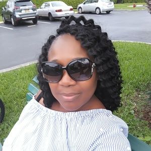 Meet your Posher, Maxine